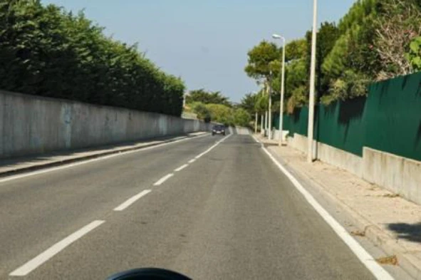 Estou obrigado a circular pelo lado direito da faixa de rodagem e o mais próximo possível das bermas ou passeios? — pergunta R8Q0321 do exame de código IMT