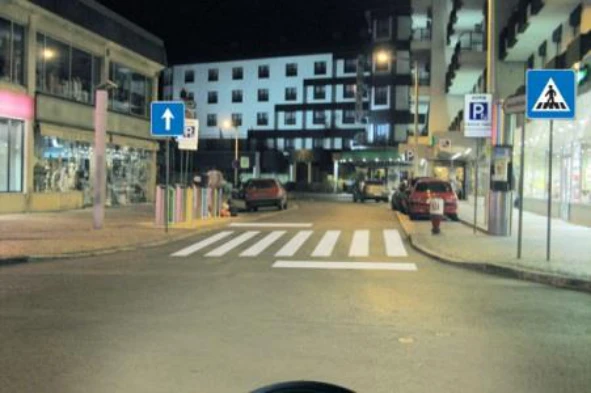 Em caso de avaria nas luzes posso circular neste local apenas com as luzes avisadoras de perigo? — pergunta R8Q0322 do exame de código IMT