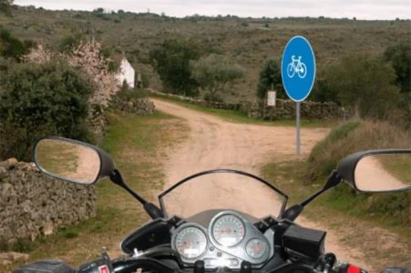 Os velocípedes podem circular a par? — pergunta R8Q0328 do exame de código IMT
