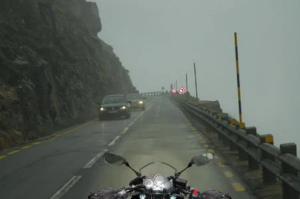 No cruzamento com estes veículos devo utilizar as luzes de estrada. Concorda com esta afirmação? — pergunta R8Q0330 do exame de código IMT