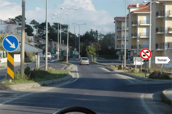 De acordo com o sinal vertical à minha direita, posso circular se conduzir um automóvel de mercadorias? — pergunta R8Q0340 do exame de código IMT
