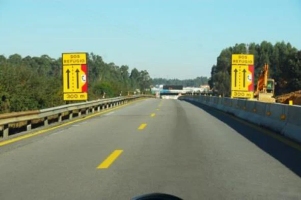 A realização de obras na via pública necessita de autorização prévia por parte das entidades competentes? — pergunta R8Q0344 do exame de código IMT