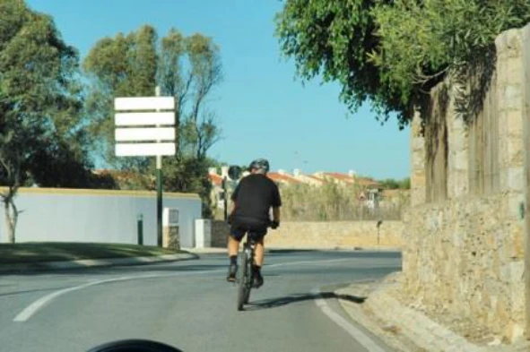 Os condutores de velocípedes devem circular sempre o mais próximo possível das bermas ou passeios? — pergunta R8Q0347 do exame de código IMT
