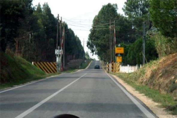 A manobra de ultrapassagem é permitida no local em que me encontro? — pergunta R8Q0351 do exame de código IMT