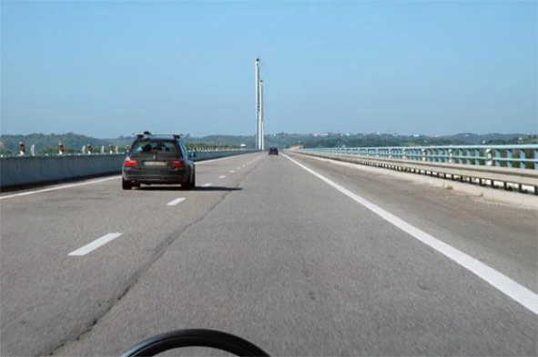 Posso efectuar a manobra de marcha atrás nesta ponte? — pergunta R8Q0368 do exame de código IMT