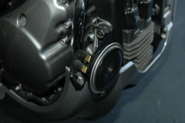 Os condutores dos motociclos podem utilizar os sinais sonoros? — pergunta R8Q0371 do exame de código IMT