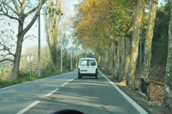 Posso iniciar a manobra de ultrapassagem se o condutor do veículo que circula à minha frente assinalar a sua intenção de ultrapassar um terceiro veículo? — pergunta R8Q0374 do exame de código IMT