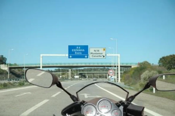 É mais perigoso para os condutores de motociclos passarem sobre marcas rodoviárias quando o pavimento está molhado do que quando está seco? — pergunta R8Q0380 do exame de código IMT