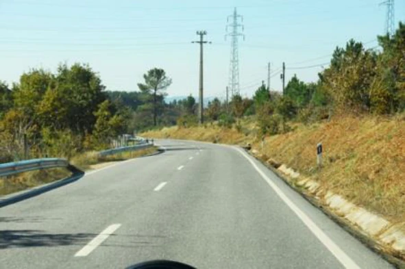 Devo regular a velocidade do meu veículo de acordo com as características da via pública onde circulo? — pergunta R8Q0382 do exame de código IMT