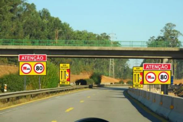 As indicações dadas pela sinalização temporária prevalecem sobre os sinais verticais e marcas rodoviárias? — pergunta R8Q0384 do exame de código IMT