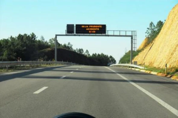 Se de um acidente de viação resultarem feridos ou mortos devo aguardar a chegada de um agente de autoridade? — pergunta R8Q0390 do exame de código IMT