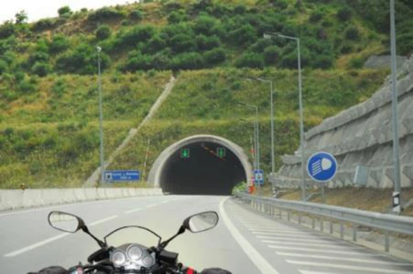 Devo saber que, antes de entrar no túnel, estou obrigado a ligar as luzes de cruzamento. Concorda com esta afirmação? — pergunta R8Q0391 do exame de código IMT
