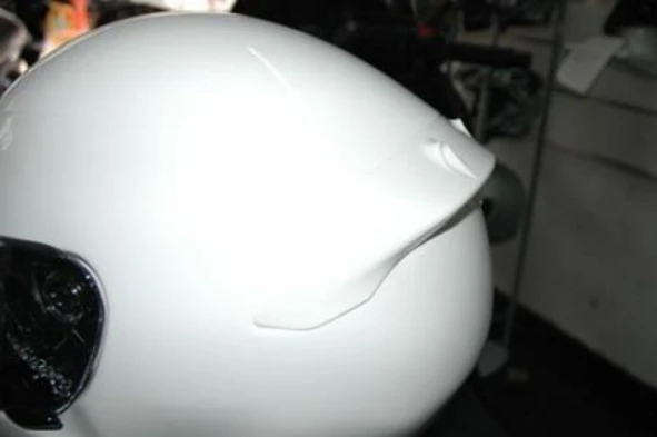 O ´spoiler´ (deflector) traseiro nos capacetes de protecção, constitui uma mais-valia em termos de conforto? — pergunta R8Q0395 do exame de código IMT