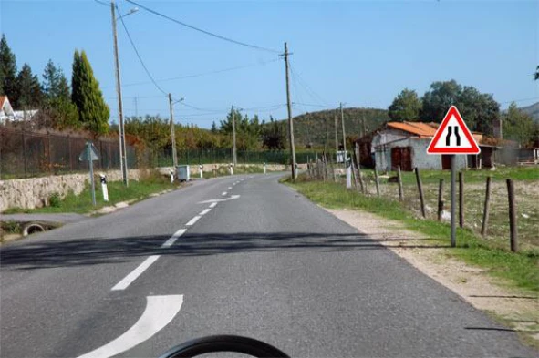 Neste local, dentro duma povoação, estou obrigado a circular com velocidade especialmente moderada? — pergunta R8Q0400 do exame de código IMT