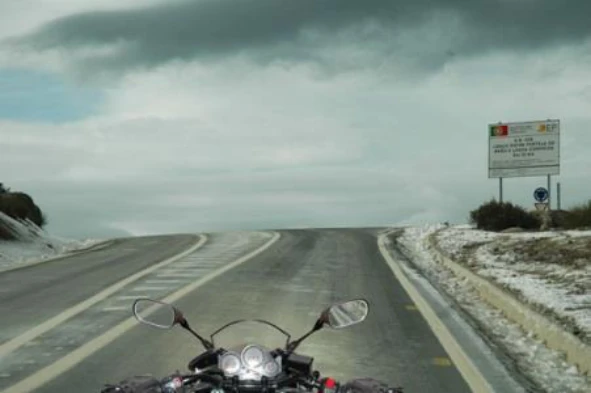 Ao circular neste local estou obrigado a moderar a velocidade do meu motociclo? — pergunta R9Q0001 do exame de código IMT