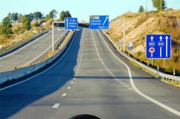 Devido à sinalização vertical que se encontra nesta via, na via de trânsito mais à direita não tenho obrigação de circular a velocidade mínima. Concorda com a afirmação? — pergunta R9Q0005 do exame de código IMT