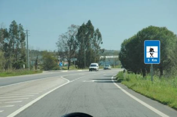 Posso pisar ou transpor as raias oblíquas que se encontram à minha esquerda? — pergunta R9Q0030 do exame de código IMT
