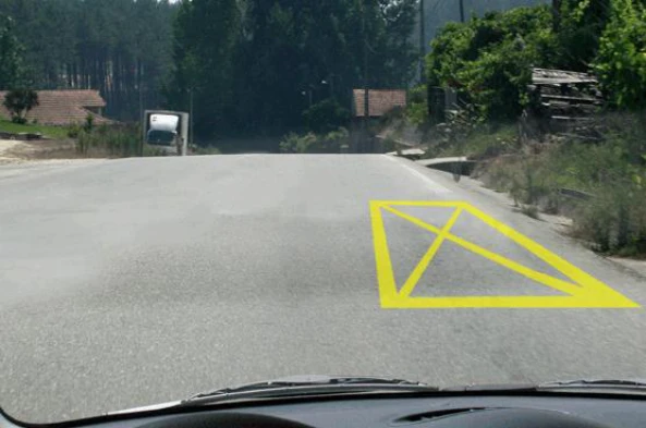 A marca rodoviária de cor amarela proíbe o estacionamento? — pergunta R9Q0034 do exame de código IMT