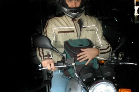 O condutor de um motociclo pode conduzir com a carga acondicionada da forma como se vê na imagem? — pergunta R9Q0038 do exame de código IMT