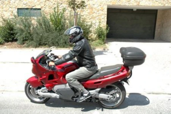 O posicionamento de um motociclo na faixa de rodagem deve variar em função das circunstâncias do trânsito e do traçado? — pergunta R9Q0039 do exame de código IMT