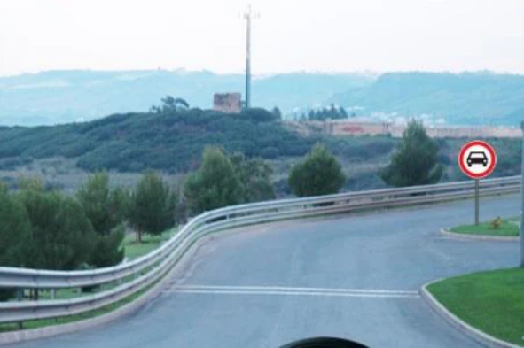 Os motociclos podem circular na presença deste sinal vertical? — pergunta R9Q0042 do exame de código IMT