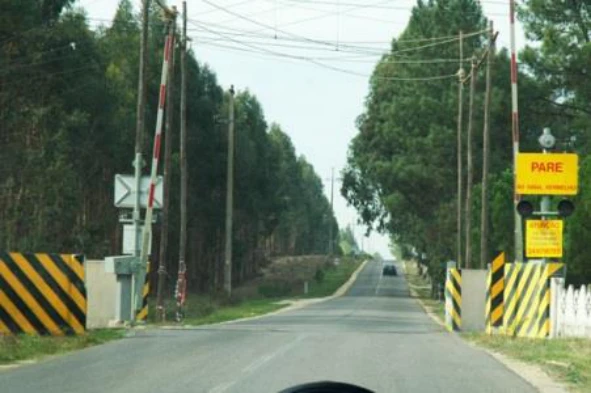 Enquanto aguardo a abertura de uma passagem de nível e sempre que existam condições ambientais que tornem a visibilidade insuficiente estou obrigado a utilizar as luzes de presença? — pergunta R9Q0047 do exame de código IMT