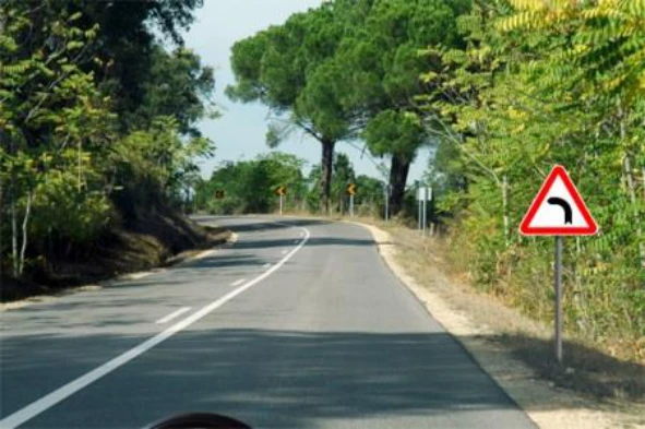 Pratico infracção ao Código da Estrada caso não modere especialmente a velocidade nesta via pública? — pergunta R9Q0049 do exame de código IMT