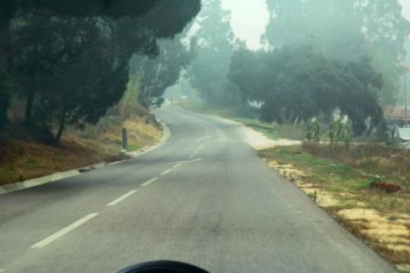 Ao circular neste local posso utilizar as luzes de estrada no cruzamento com um veículo que circule em sentido contrário? — pergunta R9Q0050 do exame de código IMT
