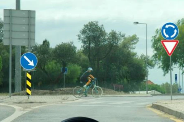 O condutor do velocípede deve ceder-me a passagem? — pergunta R9Q0053 do exame de código IMT