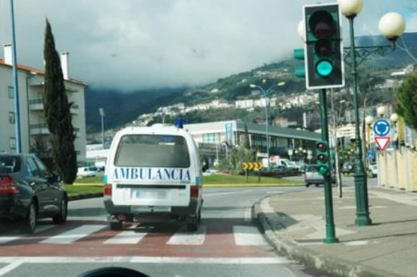 O condutor de uma ambulância pode deixar de cumprir os sinais luminosos? — pergunta R9Q0054 do exame de código IMT