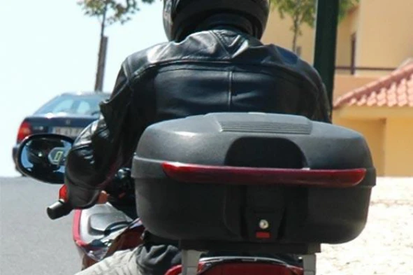 O condutor de um motociclo deve utilizar luvas bem ajustadas às mãos? — pergunta R9Q0056 do exame de código IMT