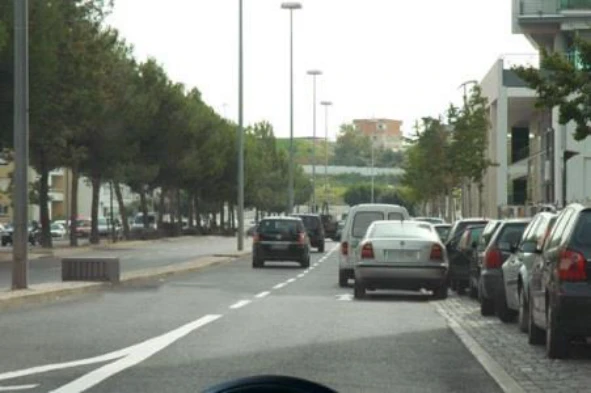 Estes veículos encontram-se correctamente estacionados em segunda fila? — pergunta R9Q0059 do exame de código IMT