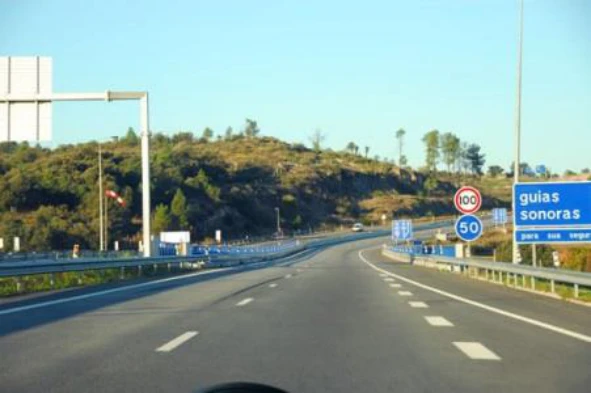 O condutor de um automóvel pesado de passageiros sem reboque pode circular a 110 km/h nesta via pública? — pergunta R9Q0061 do exame de código IMT