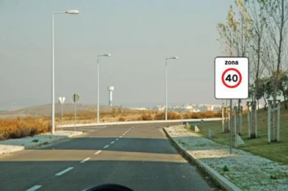 Posso circular a velocidade superior a 40 Km/h nesta via de trânsito? — pergunta R9Q0067 do exame de código IMT