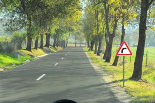 Ao circular neste local devo moderar a velocidade? — pergunta R9Q0068 do exame de código IMT