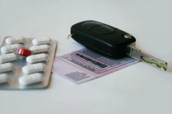 A ingestão de certos tipos de medicamentos pode influenciar a visão e os reflexos do condutor? — pergunta R9Q0079 do exame de código IMT