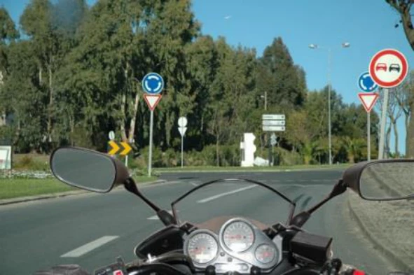 Em determinado troço de uma estrada nacional não urbana, é possível encontrar uma intersecção com a forma de rotunda? — pergunta R9Q0087 do exame de código IMT