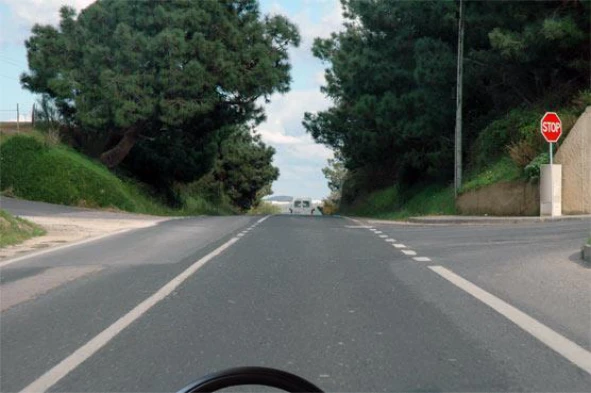 No local em que me encontro, posso realizar a manobra que me permite colocar o veículo a circular em sentido oposto àquele em que sigo? — pergunta R9Q0109 do exame de código IMT