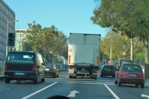 Nesta situação de trânsito em filas paralelas, posso mudar para a fila da direita se for minha intenção seguir em frente? — pergunta R9Q0110 do exame de código IMT