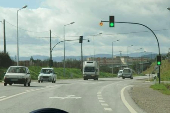 Posso mudar de direcção à esquerda na próxima intersecção? — pergunta R9Q0111 do exame de código IMT