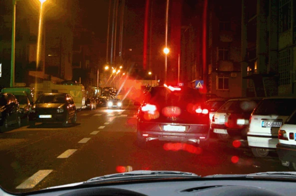 Nesta situação, devo utilizar as luzes de estrada? — pergunta R9Q0136 do exame de código IMT