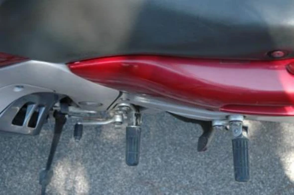 Após a lavagem de um motociclo, devo verificar se o descanso lateral está em boas condições? — pergunta R9Q0140 do exame de código IMT