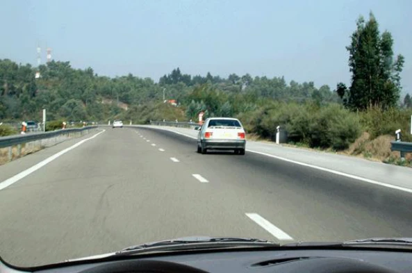 Circulo numa auto-estrada. Cometo uma infracção ao circular na via de trânsito da esquerda? — pergunta R9Q0142 do exame de código IMT