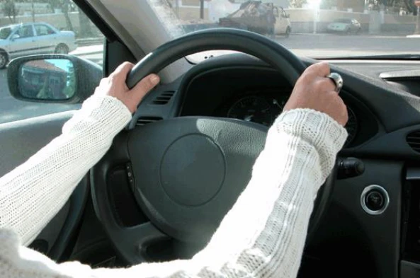 Considera que este condutor tem as mãos correctamente colocadas no volante? — pergunta R9Q0154 do exame de código IMT