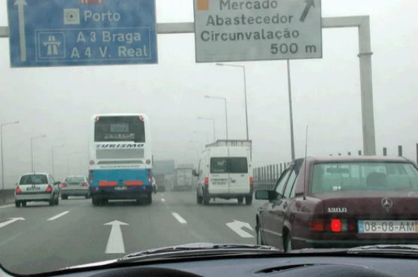 Circulo correctamente nesta via de trânsito? — pergunta R9Q0165 do exame de código IMT