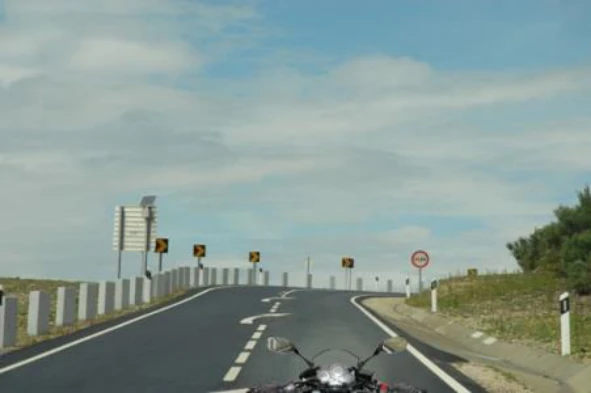 Ao aproximar-me desta curva de visibilidade reduzida devo moderar a velocidade do motociclo? — pergunta R9Q0172 do exame de código IMT