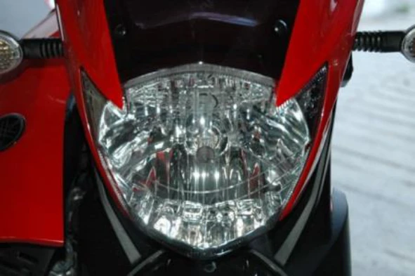 Um motociclo em circulação pode continuar a transitar na via, se tiver uma avaria nos médios? — pergunta R9Q0175 do exame de código IMT