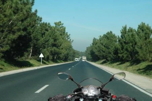 As luvas de um motociclista devem ser o mais resistentes possíveis ainda que prejudiquem um pouco o controle dos comandos do motociclo. Concorda com esta afirmação? — pergunta R9Q0176 do exame de código IMT