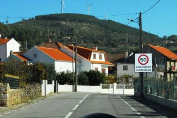 Estou obrigado a moderar a velocidade nesta localidade? — pergunta R9Q0180 do exame de código IMT