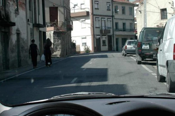 Posso estacionar em segunda fila? — pergunta R9Q0185 do exame de código IMT